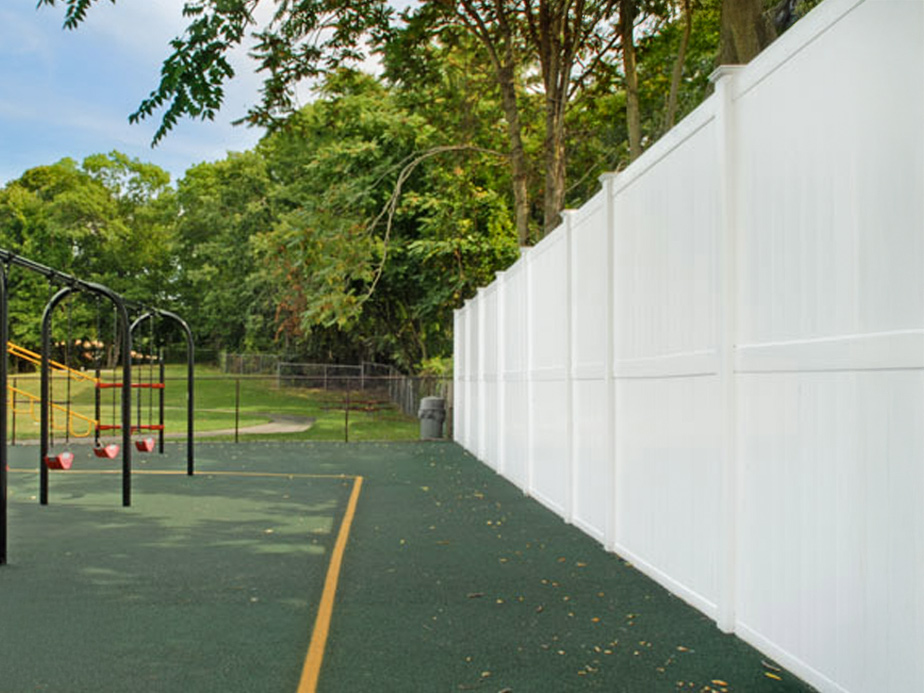 Commercial Vinyl fence company in the Mobile Alabama area.