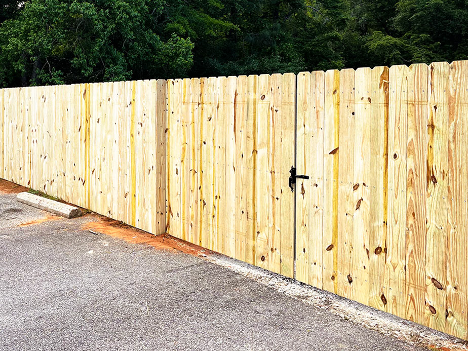 Commercial Wood fence contractor in the Mobile Alabama area.